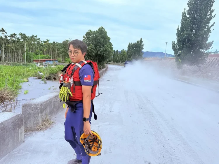 嘉基急診醫師黃漢群隨特搜隊馳援花蓮 泥流中守護生命