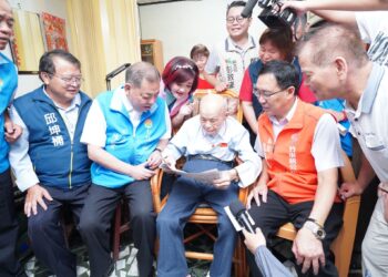 百歲人歲看報算明牌 副縣長陳見賢驚豔 百歲人歲看報算明牌 副縣長陳見賢驚豔