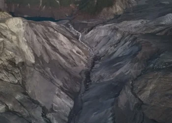 徐榛蔚籲中央盡速解決馬太鞍溪堰塞湖 居民憂「不定時炸彈」難安身立命 徐榛蔚籲中央盡速解決馬太鞍溪堰塞湖 居民憂「不定時炸彈」難安身立命