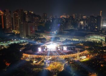 2025搖滾臺中熱力落幕 兩日逾18萬人潮 新聞局長欒治誼:秋日最強音浪在臺中! 2025搖滾臺中熱力落幕 兩日逾18萬人潮 新聞局長欒治誼:秋日最強音浪在臺中!