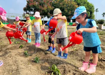 民雄幼兒園推食農教育 孩子化身小農夫體驗自然學習 民雄幼兒園推食農教育 孩子化身小農夫體驗自然學習
