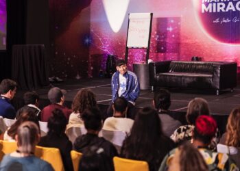 阿卡莎納赴美開“顯化奇蹟”課程 宣告獲泰勒絲唱片公司經紀邀約將成為國際歌手身份 阿卡莎納赴美開“顯化奇蹟”課程 宣告獲泰勒絲唱片公司經紀邀約將成為國際歌手身份