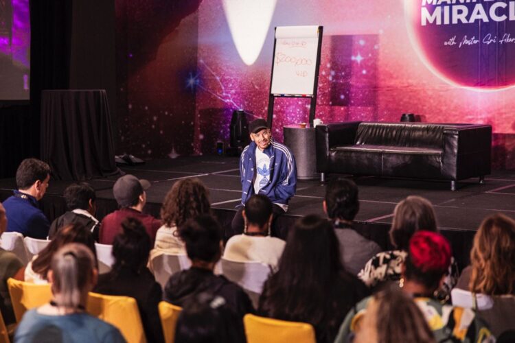 阿卡莎納赴美開“顯化奇蹟”課程 宣告獲泰勒絲唱片公司經紀邀約將成為國際歌手身份 阿卡莎納赴美開“顯化奇蹟”課程 宣告獲泰勒絲唱片公司經紀邀約將成為國際歌手身份