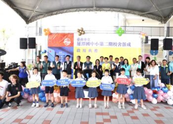臺南市長黃偉哲主持蓮潭國中小二期校舍落成 推動智慧與雙語教育 打造南科學區優質學習環境 臺南市長黃偉哲主持蓮潭國中小二期校舍落成 推動智慧與雙語教育 打造南科學區優質學習環境