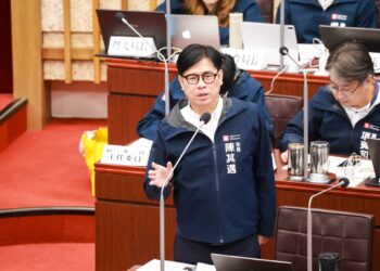 高雄市長陳其邁:持續與臺鐵討論招商策略 推動高雄火車站周邊開發 高雄市長陳其邁:持續與臺鐵討論招商策略 推動高雄火車站周邊開發