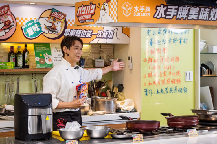 聯華製粉「水手牌美味炸物派對」熱鬧開炸!藍帶主廚黃迺恆示範 一包完成金黃薄脆的幸福配方 聯華製粉「水手牌美味炸物派對」熱鬧開炸!藍帶主廚黃迺恆示範 一包完成金黃薄脆的幸福配方