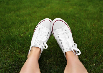 鞋邊黑漬OUT！4招讓白色帆布鞋亮回新品感