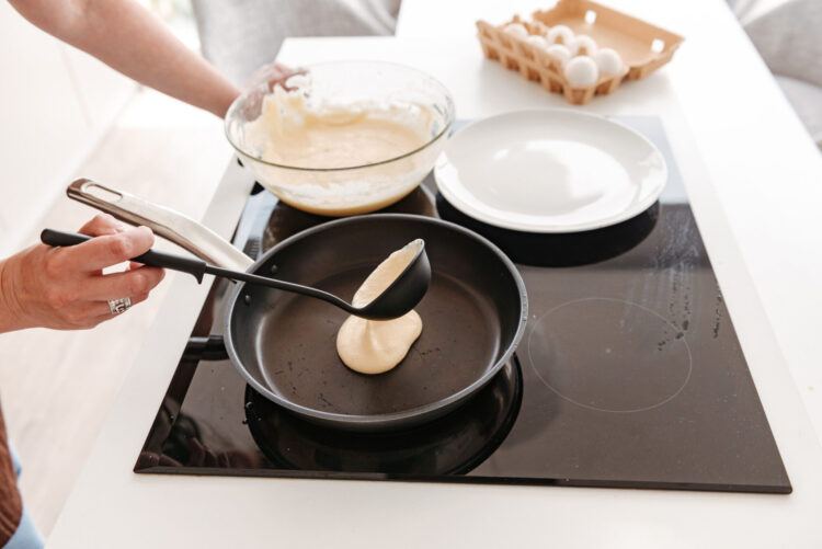 從選購到保養 不沾鍋超實用教學！小廚娘們的廚房救星來了