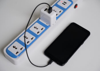 手機電池耗損太快？原來都是這些NG充電行為害的！