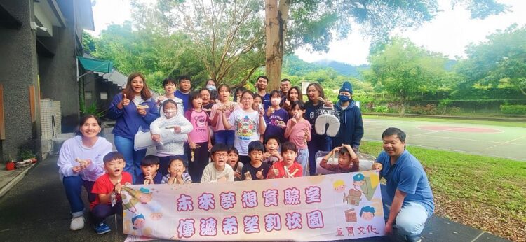 揚龍原木家具前進苗栗永興國小 以手作體驗陪伴偏鄉童探索創意 揚龍原木家具前進苗栗永興國小 以手作體驗陪伴偏鄉童探索創意