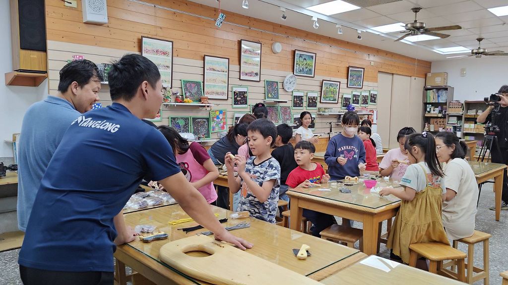 揚龍原木家具前進苗栗永興國小 以手作體驗陪伴偏鄉童探索創意 揚龍原木家具前進苗栗永興國小 以手作體驗陪伴偏鄉童探索創意