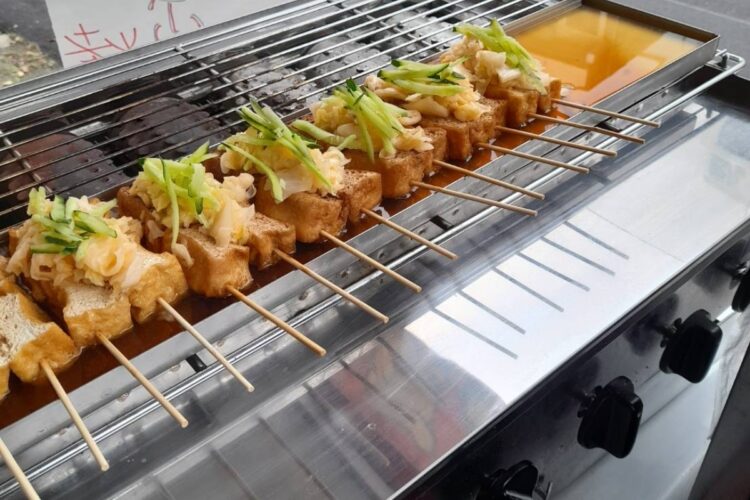 台東港式臭豆腐 外酥內嫩炭火堅持 烤出一塊塊記憶裡味道 台東港式臭豆腐 外酥內嫩炭火堅持 烤出一塊塊記憶裡味道