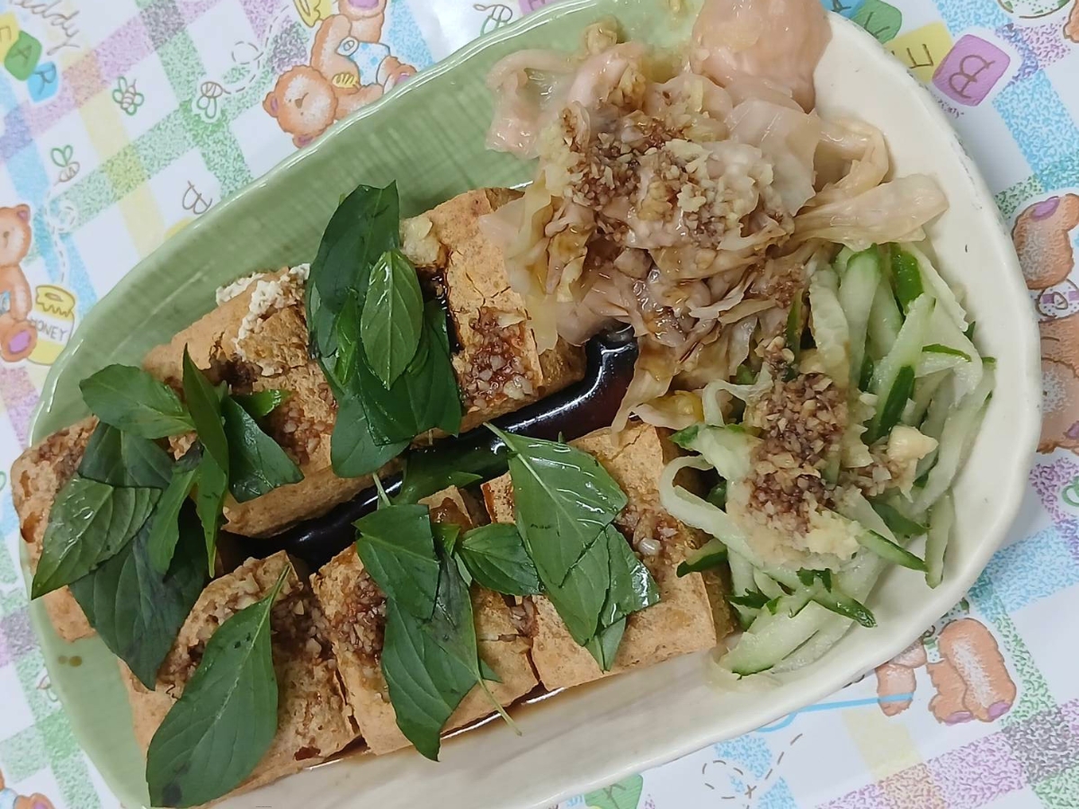 台東港式臭豆腐 外酥內嫩炭火堅持 烤出一塊塊記憶裡味道 台東港式臭豆腐 外酥內嫩炭火堅持 烤出一塊塊記憶裡味道