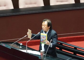 數發部花6千萬做打詐APP卻負評如潮,王世堅批飯桶數發部,行政院長卓榮泰幫忙緩頰 數發部花6千萬做打詐APP卻負評如潮,王世堅批飯桶數發部,行政院長卓榮泰幫忙緩頰