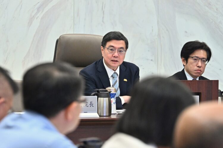 行政院長卓榮泰主持道安會報，強化行人安全與駕照管理改革，盼達成2050年道路交通事故零死亡目標