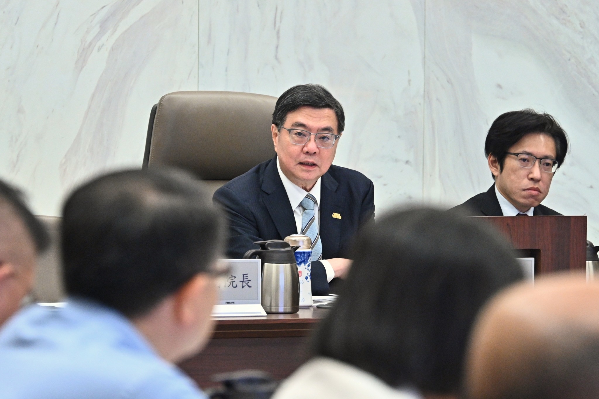 行政院長卓榮泰主持道安會報，強化行人安全與駕照管理改革，盼達成2050年道路交通事故零死亡目標