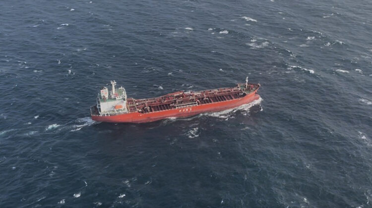 海上緊急救援！臺籍化學輪船員身體不適，海巡署空勤直升機迅速吊掛送醫松山機場