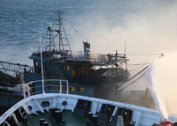 中國漁船在北部海域失火 新竹艦海巡署即刻人道救援 15名船員安全撤離