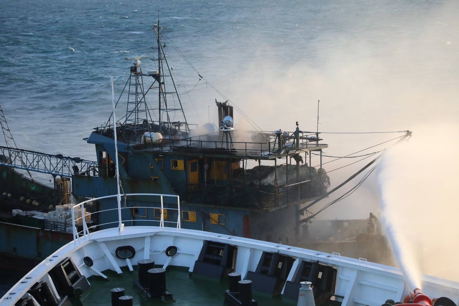 中國漁船在北部海域失火 新竹艦海巡署即刻人道救援 15名船員安全撤離 中國漁船在北部海域失火 新竹艦海巡署即刻人道救援 15名船員安全撤離