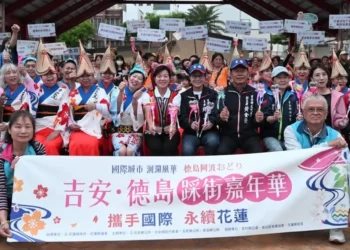 游淑貞邀萬人踩街人龍綿延 日本南大阪連阿波舞風靡花蓮