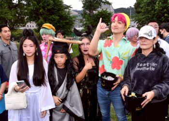 臺北市長蔣萬安化身Saja Boys成員出席「天母搞什麼鬼萬聖節嘉年華」 與市民同樂