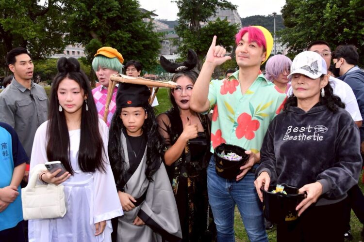 臺北市長蔣萬安化身Saja Boys成員出席「天母搞什麼鬼萬聖節嘉年華」 與市民同樂 臺北市長蔣萬安化身Saja Boys成員出席「天母搞什麼鬼萬聖節嘉年華」 與市民同樂