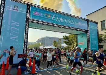 臺南2025第三屆紅崴觀光工廠半程馬拉松嘉年華登場 市長黃偉哲致意:運動結合觀光,讓城市更健康 臺南2025第三屆紅崴觀光工廠半程馬拉松嘉年華登場 市長黃偉哲致意:運動結合觀光,讓城市更健康