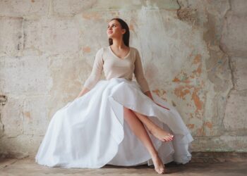 雲舞白成2026主角!Pantone年度色的情緒能量與女孩穿搭公式全攻略 雲舞白成2026主角!Pantone年度色的情緒能量與女孩穿搭公式全攻略