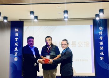 中正大學企管系系友會第15屆會員大會圓滿落幕，會長謝明信交棒新任張鈞棓會長，由系主任黃正魁監交，展現世代傳承與系友交流能量