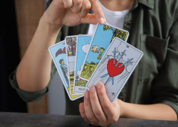 別再只說「幫我算命」了！AI算紫微、八字、星座塔羅指令全公開