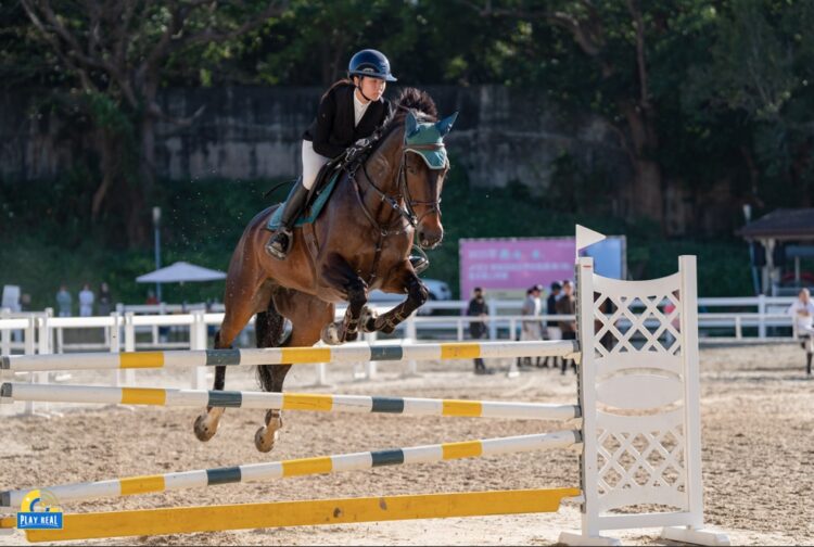 馬術》16歲馬術少女陳芃蓁 從跌倒到自信堅毅之路 馬術》16歲馬術少女陳芃蓁 從跌倒到自信堅毅之路