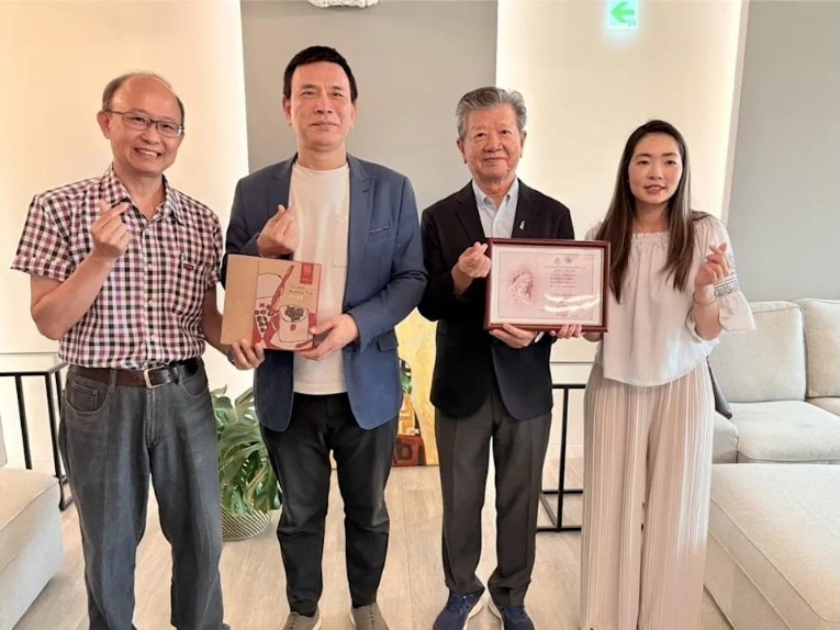 戶外廣告化身公益平台 李丞軒推動城市公益燈箱 30年不輟 戶外廣告化身公益平台 李丞軒推動城市公益燈箱 30年不輟