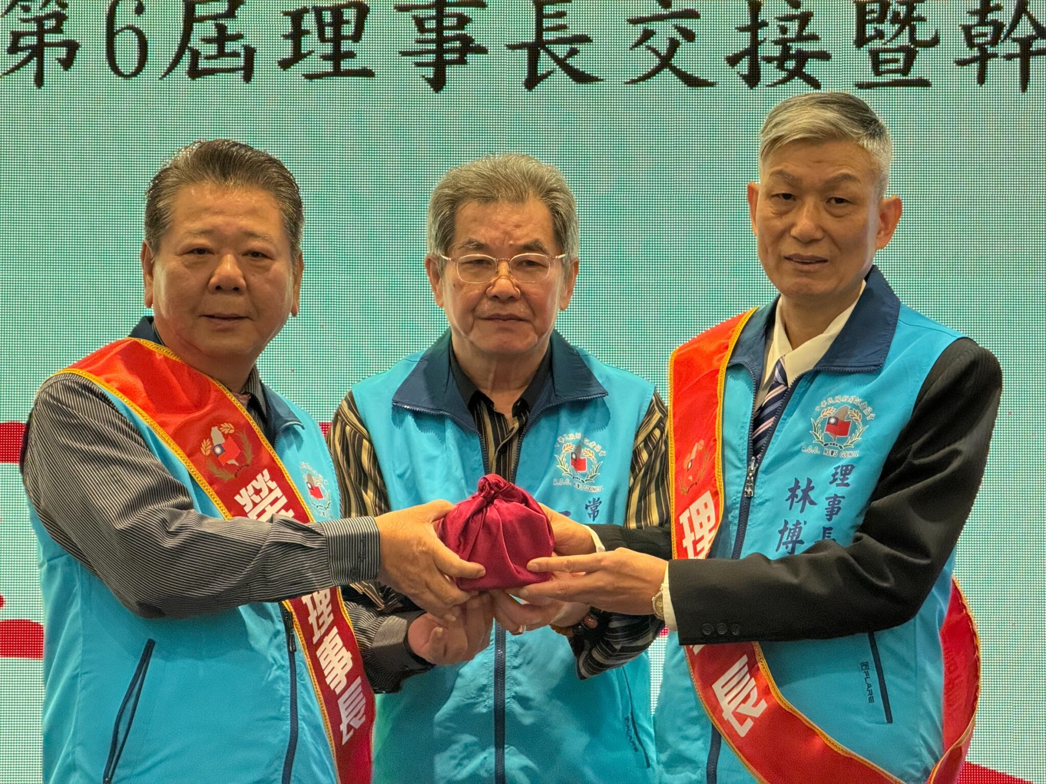 中華民國新聞記者協會第五、六屆理事長交接   暨理監事幹部授證典禮感動登場