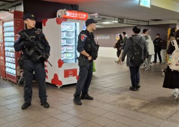 板南線臺北車站發生煙霧彈事件 一死一傷 北捷全面升級維安配合偵辦 警方全力緝凶