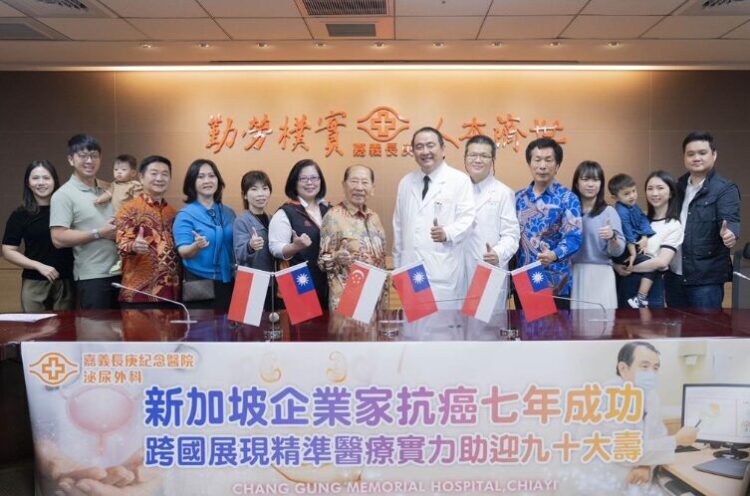 嘉義長庚林威宇醫師展現臺灣精準醫療實力 印尼企業家跨海來臺治療第四期攝護腺癌 七年穩控喜迎90歲大壽