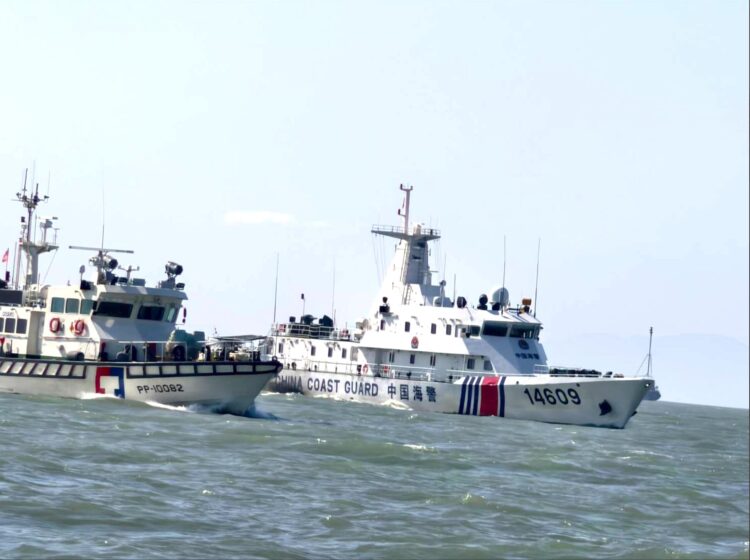 海軍與海巡全面戒備應對中國軍演 全天候監控守護國人平安入夜