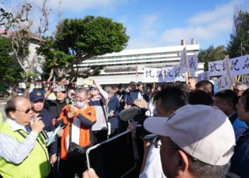 澎湖紅羅垃圾掩埋場再度大火失控！濃煙衝天惹怒湖西鄉居民 縣長陳光復緊急向鄉親致歉：垃圾管理全面改革刻不容緩