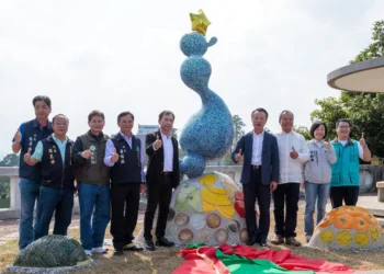 仁義潭新地標「樂山樂水」揭幕 青銀共創陶藝展現嘉義之美