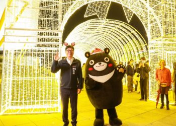 高雄市長陳其邁點亮高雄永恆星冠聖誕樹 高雄聖誕生活節正式登場,中央公園浪漫光影引爆冬日熱潮 高雄市長陳其邁點亮高雄永恆星冠聖誕樹 高雄聖誕生活節正式登場,中央公園浪漫光影引爆冬日熱潮