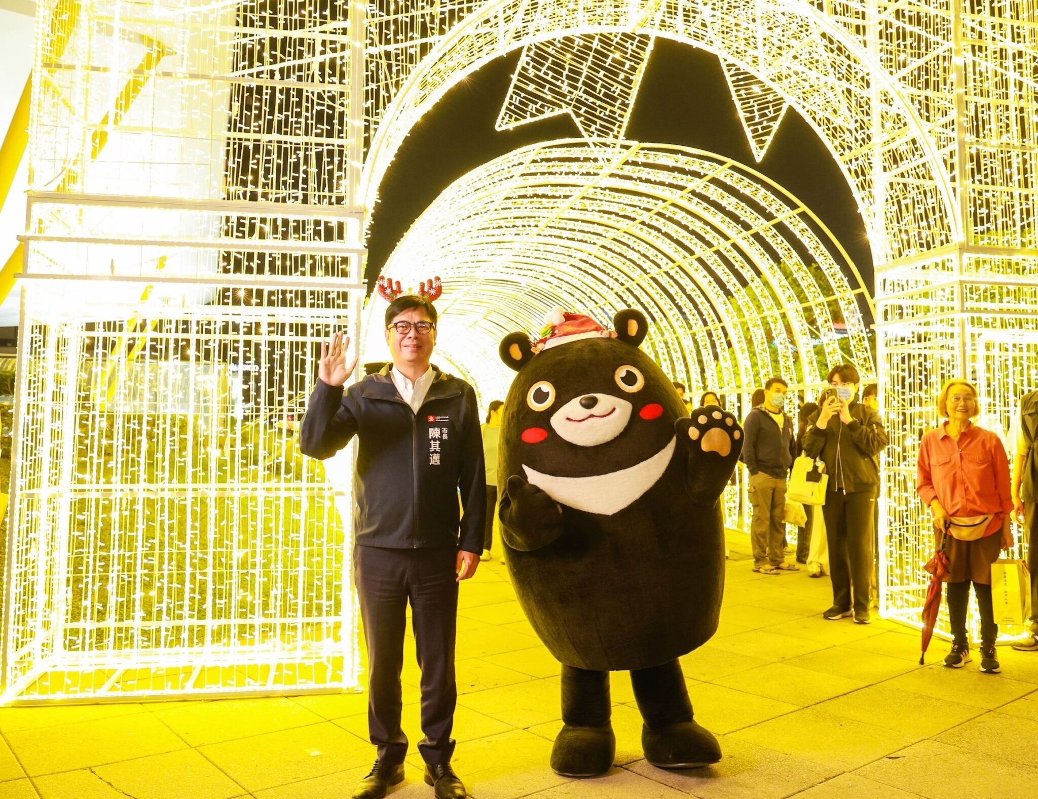 高雄市長陳其邁點亮高雄永恆星冠聖誕樹 高雄聖誕生活節正式登場，中央公園浪漫光影引爆冬日熱潮