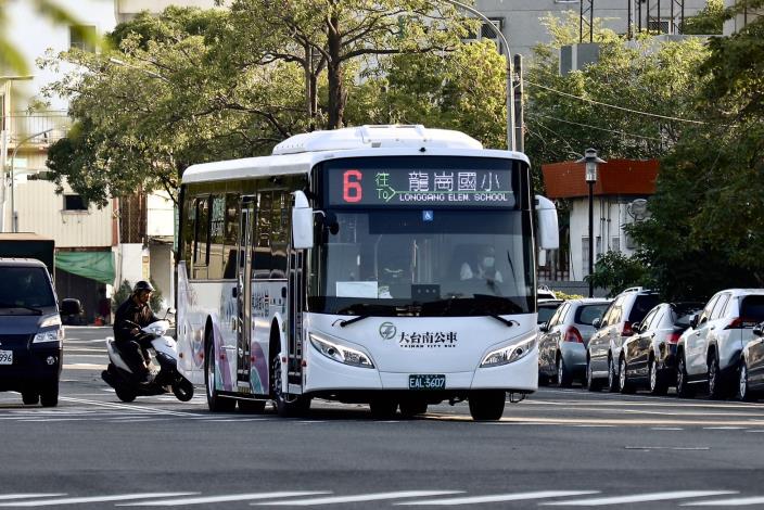臺南再添9輛電動公車 0、6路上線營運提升低碳乘車體驗 串聯車站與重要生活圈
