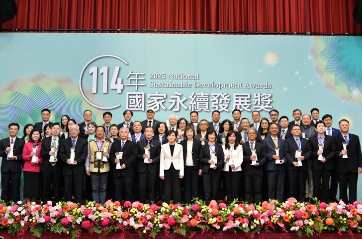 行政院副院長鄭麗君頒發114年國家永續發展獎 呼籲全民實踐永續行動共創綠色韌性臺灣