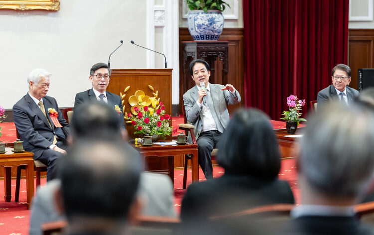 總統賴清德接見國家建築金質獎及國家品牌玉山獎得獎代表 期盼公私協力提升「臺灣品牌」競爭力 總統賴清德接見國家建築金質獎及國家品牌玉山獎得獎代表 期盼公私協力提升「臺灣品牌」競爭力
