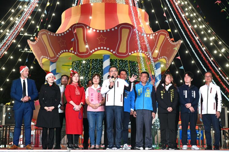 新北耶誕城人次逾300萬 新北市長侯友宜揭幕主燈新秀與德國耶誕市集雙慶典，吸引全家大小共度佳節
