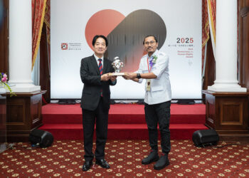 賴清德總統親頒亞洲民主人權獎給印尼法律援助與人權協會(PBHI) 呼籲民主夥伴攜手捍衛普世價值、讓自由光芒照亮世界 賴清德總統親頒亞洲民主人權獎給印尼法律援助與人權協會(PBHI) 呼籲民主夥伴攜手捍衛普世價值、讓自由光芒照亮世界