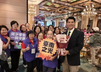 臺南市家防中心志工隊榮獲全國績優團隊獎，黃偉哲市長致贈花束肯定志工長期投入家庭暴力防治與性侵害防治工作