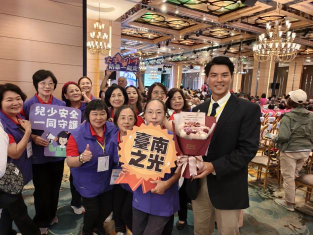 臺南市家防中心志工隊榮獲全國績優團隊獎,黃偉哲市長致贈花束肯定志工長期投入家庭暴力防治與性侵害防治工作 臺南市家防中心志工隊榮獲全國績優團隊獎,黃偉哲市長致贈花束肯定志工長期投入家庭暴力防治與性侵害防治工作