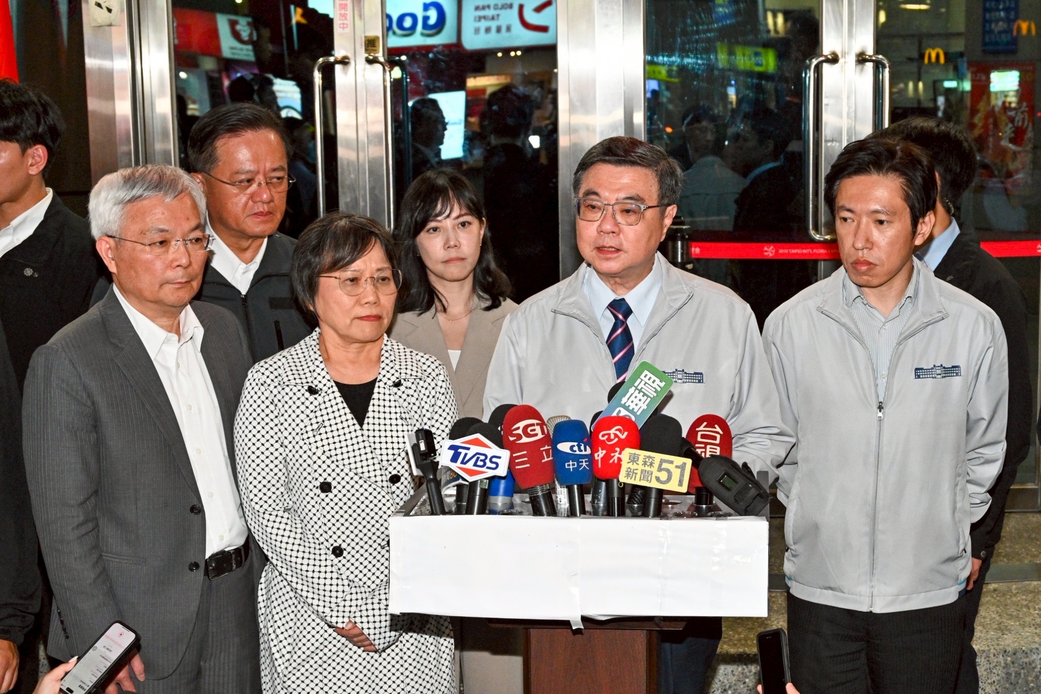 行政院長卓榮泰親自下令 針對板南線臺北車站煙霧彈事件的北捷連續攻擊案 要求徹夜清查犯罪動機給受害者與社會一個交代