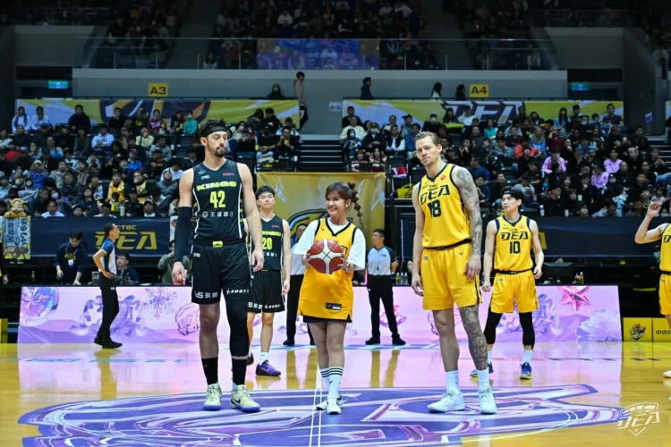 東森氣象主播王淑麗首度開球—期盼中信特攻降下強烈三分雨贏得勝利 東森氣象主播王淑麗首度開球—期盼中信特攻降下強烈三分雨贏得勝利