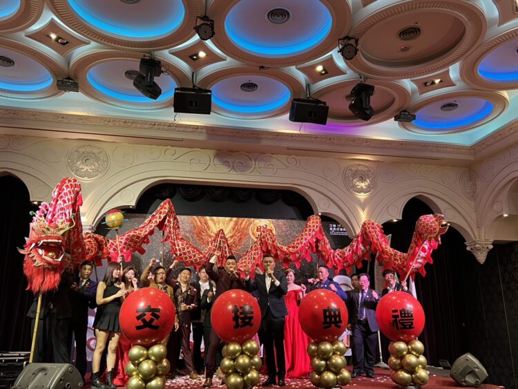 2026年台灣連鎖加盟促進協會中區會長交接儀式暨感恩晚宴於12月16日圓滿舉行，新任會長柳景耀接棒卸任會長陳冠霖，象徵中區加盟產業新里程碑